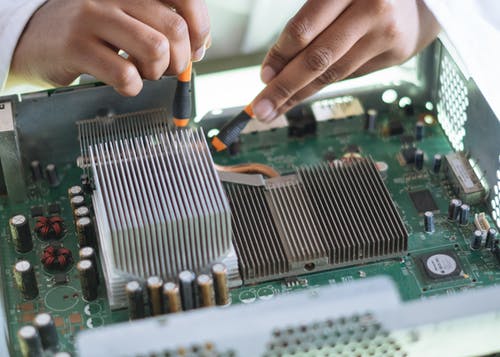 Top 3 Benefits of Using Electronics Repair