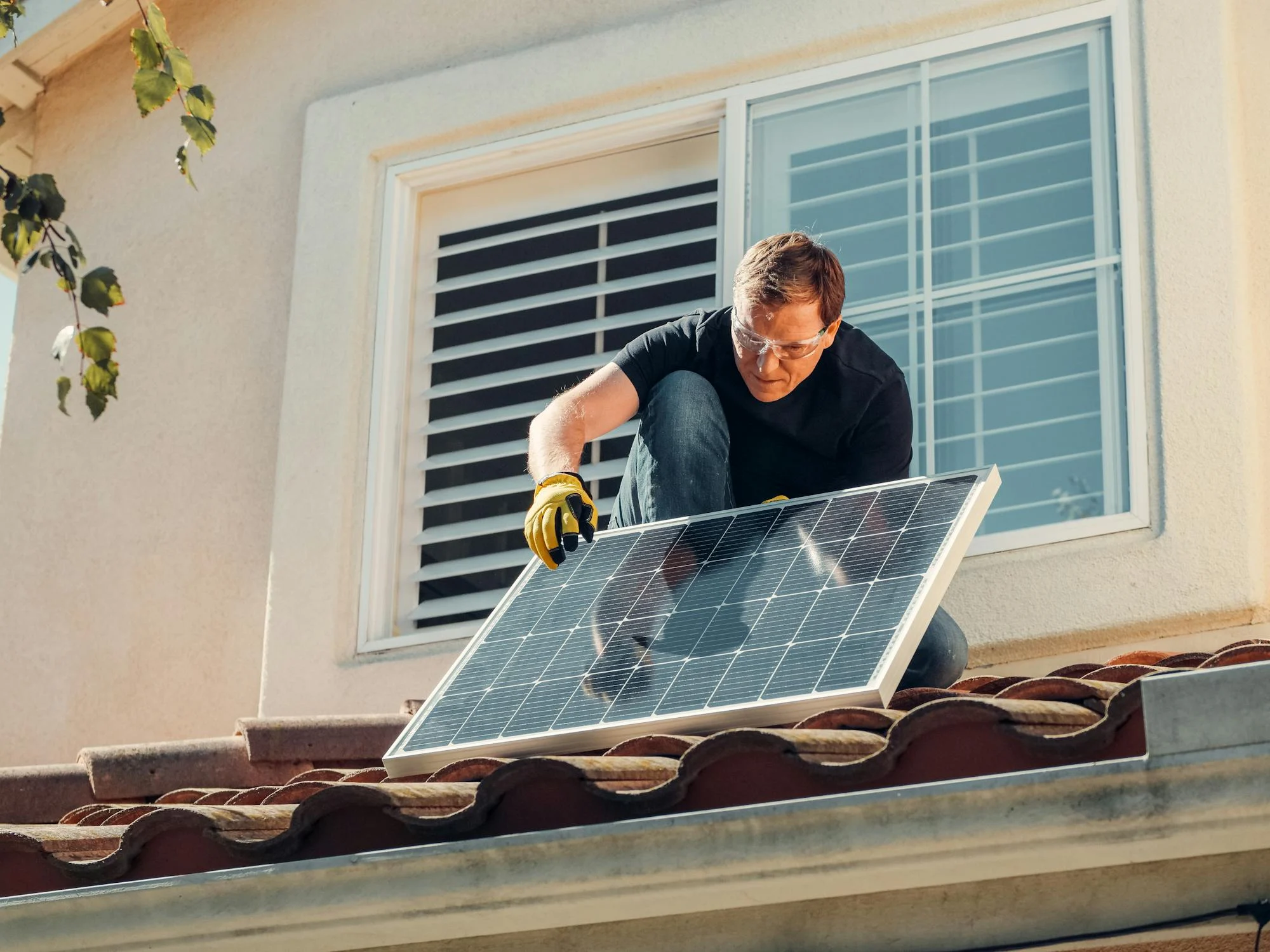 Solar hot water heater