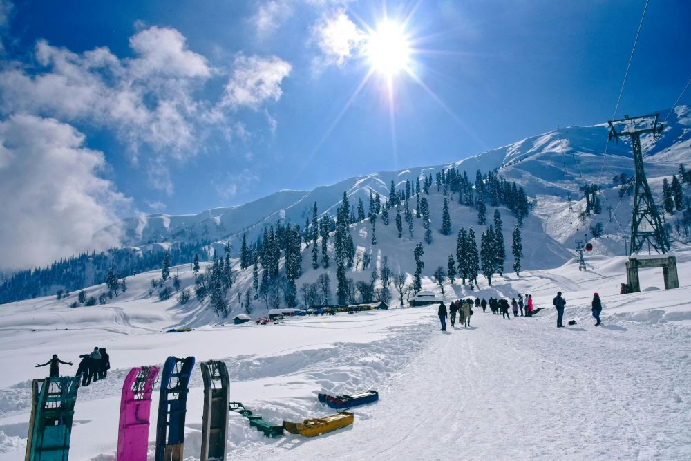 gulmarg skiing kedarkantha trek